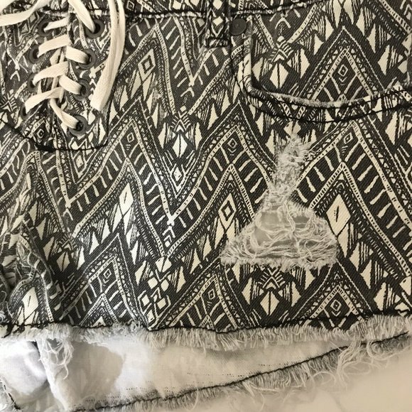 Billabong Denim Jean Cutoff Shorts Laneway Aztec Tribal Distressed Fringe Sz 26 - Picture 3 of 6